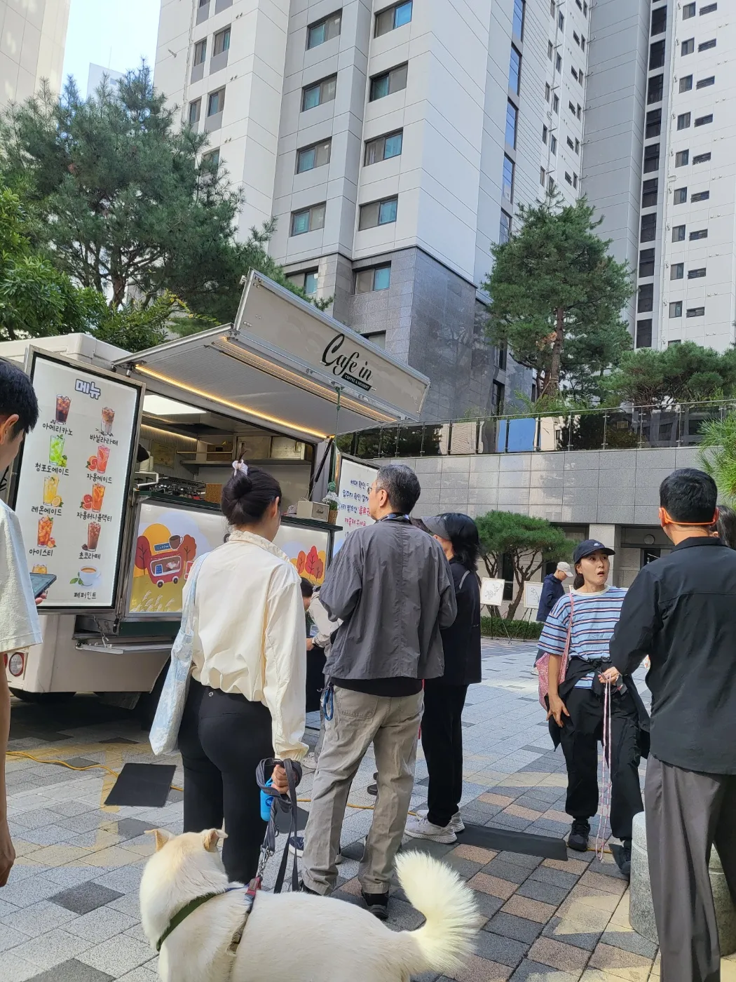 경기도 광명시 철산센트럴푸르지오 아파트 축제 커피차 메뉴판 옆에 선 사람들