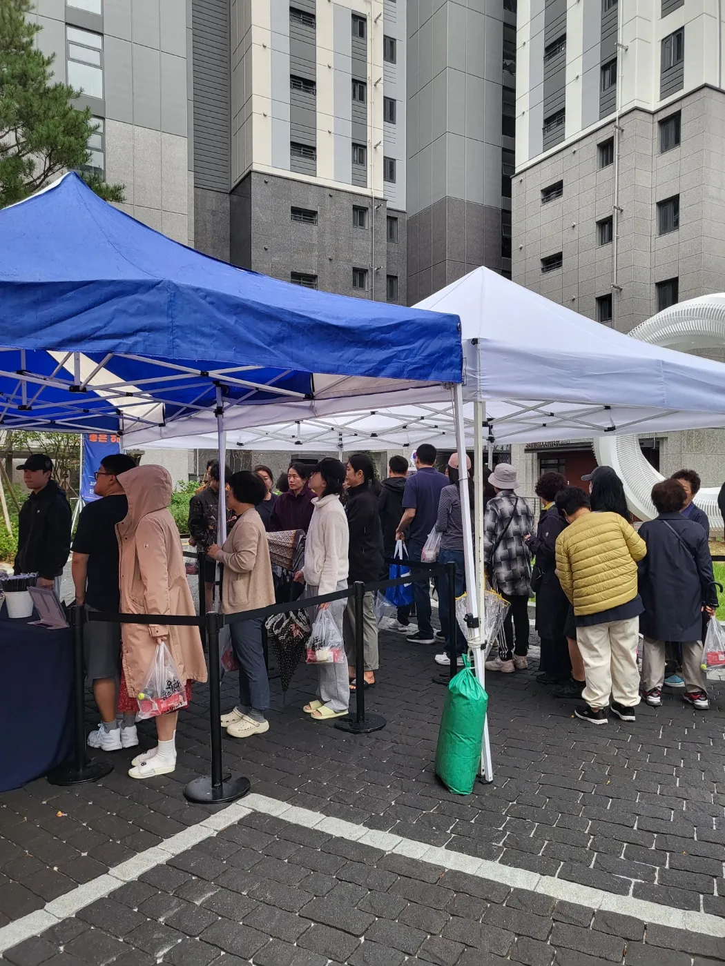 서울 은평구 두산위브트레지움 두산건설×일리커피 행사장 천막 아래 길게 선 줄